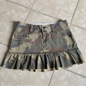 Vintage Y2k Abercrombie camo pleated low rise mini skirt.